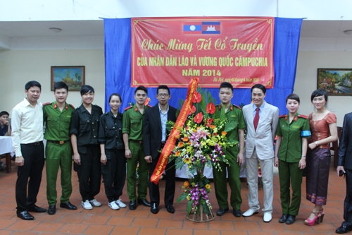 Học viên các khóa đào tạo chính quy Học viện CSND chúc mừng và chia vui cùng các học viên Lào và Campuchia